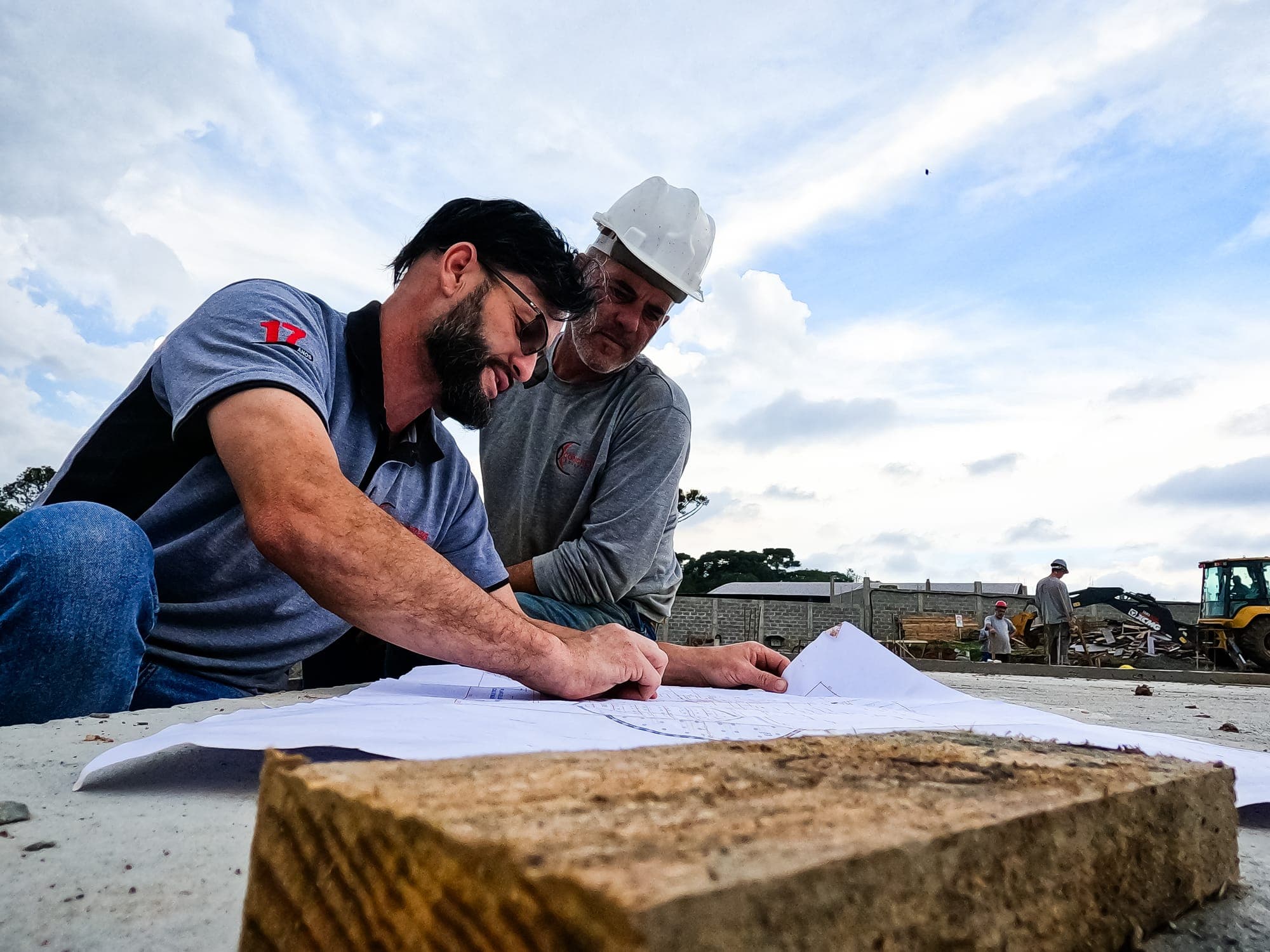 Equipe de engenharia da Concresolutions analisando projetos em obra